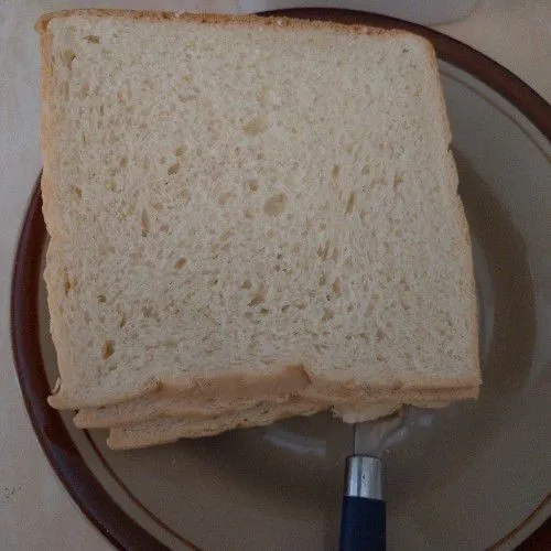 siapkan 3 lembar roti tawar