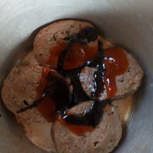 Panaskan sedikit minyak masukkan daging saus dan kecap aduk sampai rata masak sebentar.
