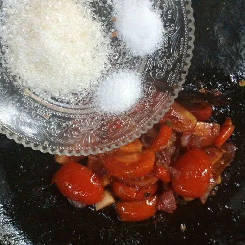 Setelah bumbu matang ulek bumbu dan tambahkan gula, garam dan penyedap.