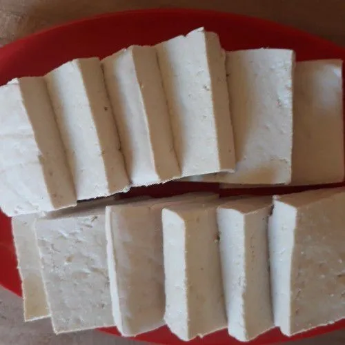 Potong tahu bentuk kotak-kotak.