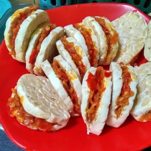 Masukan sambal ke dalam belahan tempe, ulangi hingga bahan habis.