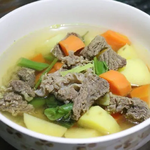 Sup daging praktis siap disajikan.