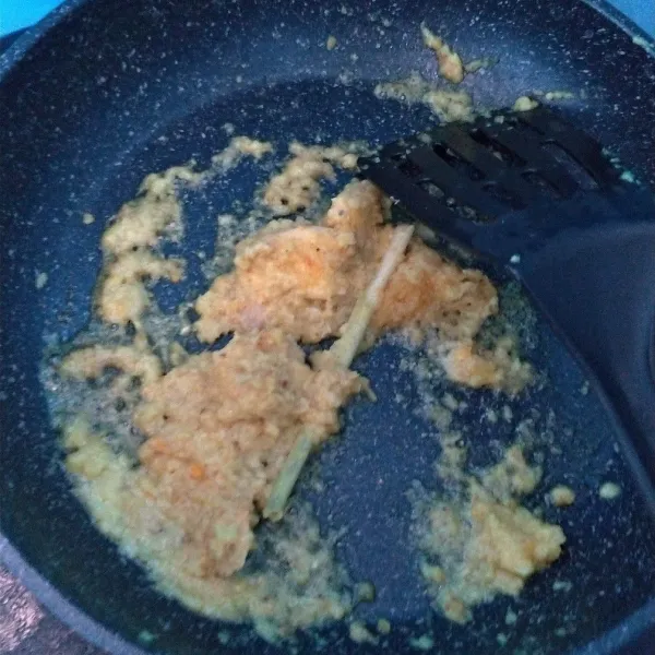 Tumis bumbu halus, masukkan serai, jahe, lengkuas geprek, daun salam, dan lada.