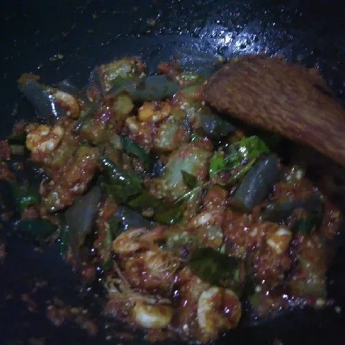 Beri kecap manis, kaldu jamur, garam dan gula. Aduk rata. Koreksi rasa, jika sudah pas, matikan api. Siap disajikan.