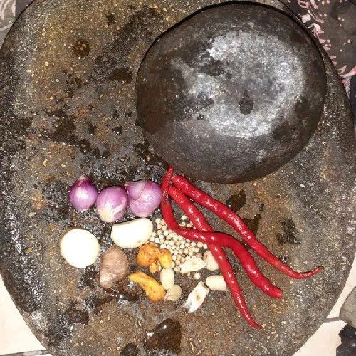 Giling bumbu halus cabai merah, bawang merah, bawang putih, ketumbar, jahe, kunyit, lengkuas, dan sereh.