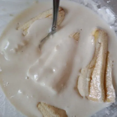 Masukkan pisang ke dalam adonan tepung.
