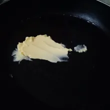 Panaskan mentega di teflon hingga mencair.