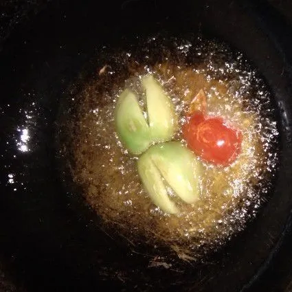Pertama goreng dulu tomat sampai agak layu dengan api kecil.