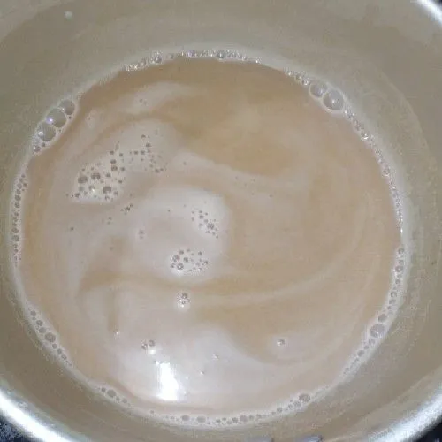 Kuah: campur semua bahan dan masak dengan api sedang. Aduk terus supaya santan tidak pecah. Setelah mendidih, matikan api dan dinginkan.