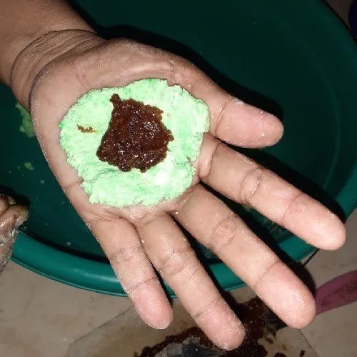 Bentuk bola-bola, beri isian gula merah.
