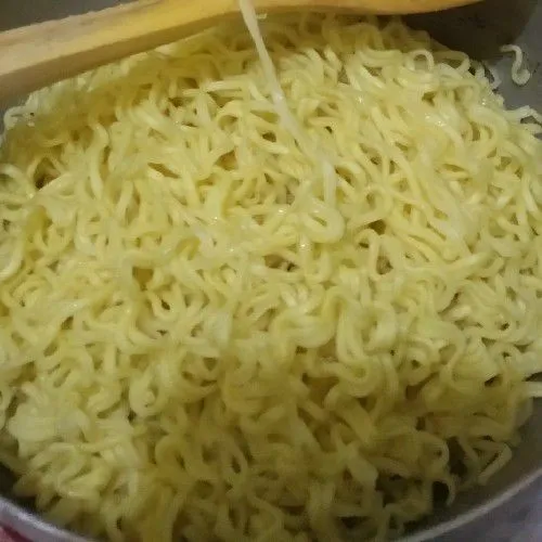 Rebus mie telur lalu sisihkan. Beri minyak biar tidak lengket.