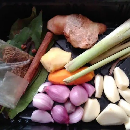 Siapkan bumbu, cuci bersih dan ulek halus atau blender semua bumbu kecuali sereh daun salam daun jeruk dan kayu manis.