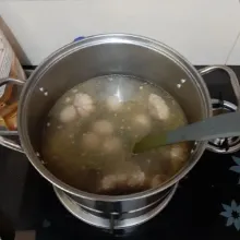 Masukkan bakso ke dalam kuah. Beri garam, merica, kaldu jamur, kecap ikan, kecap asin. Koreksi rasa. Masak sampai bakso mengambang.