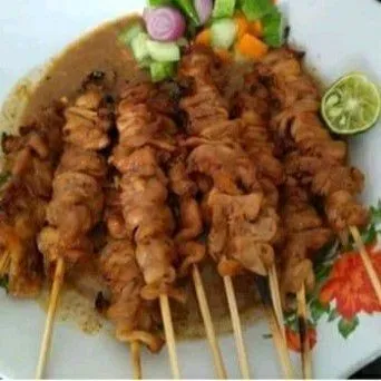 Angkat sate jamur dan sajikan, bisa ditambah dengan bumbu kacang, acar dan jeruk limau sesuai selera.