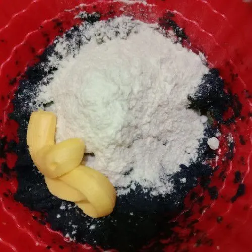Masukkan mentega dan tepung terigu.