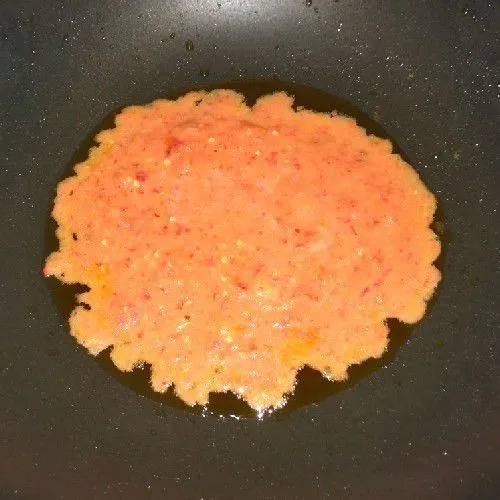 Blender bumbu-bumbu kemudian tumis hingga harum.