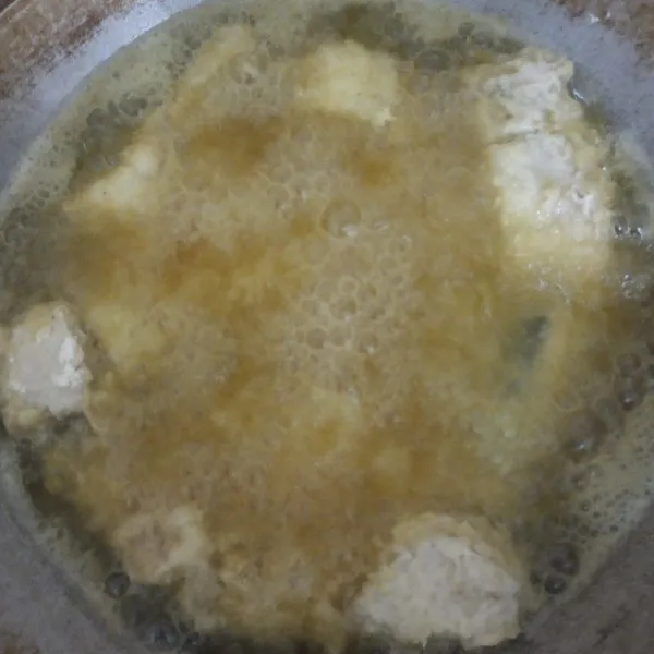 Panaskan minyak goreng dan goreng ikan patin yang sudah dibaluri tepung. Masak sampai kuning kecoklatan, lalu tiriskan.
