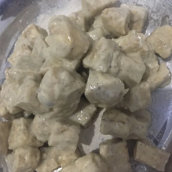 Balurkan dengan tepung bumbu serbaguna, diamkan selama 5 menit.