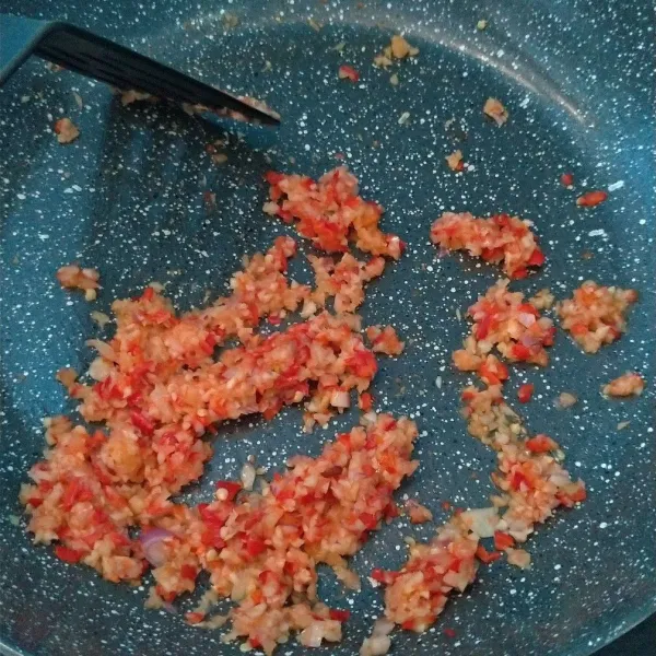 Chopper bawang putih, bawang merah, cabe rawit, cabe keriting, dan cabe merah besar kemudian tumis dengan 1 sdm olive oil.