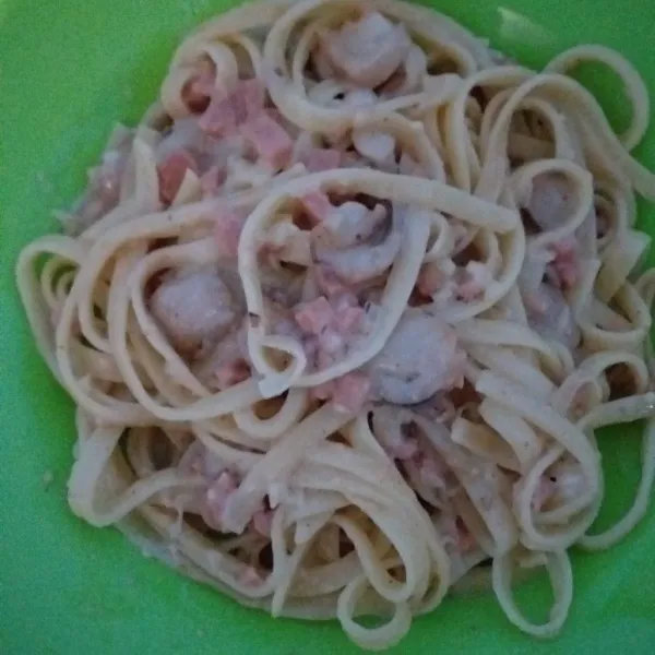 sajikan fetucini dengan saus tomat dan saus sambal