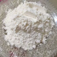 Campur tepung dengan air sedikit demi sedikit, sambil di uleni. Uleni hingga kalis.