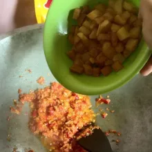 Masukkan kentang, tumis sampai sedikit layu.