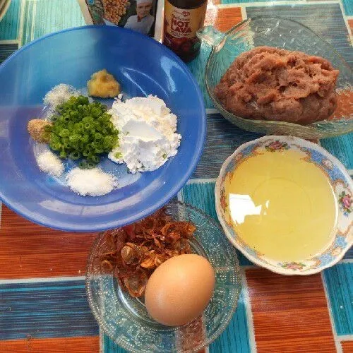 Siapkan bahan, iris tipis daun bawang dan haluskan bawang putih.