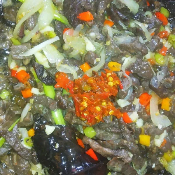 Masukkan sebagian cabai rawit yang telah dihaluskan. Campur merata.