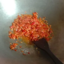 Tumis bumbu halus sampai wangi.