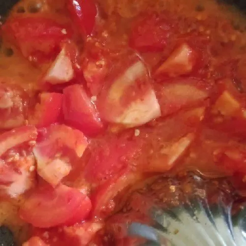 Blender cabe dan bawang. Lalu tumis hingga setengah matang bersama tomat.