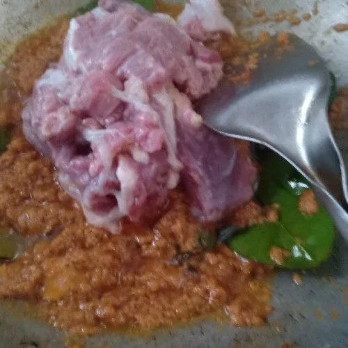 Setelahnya, masukkan daging sapi yang sudah dicuci bersih dari baluran nanas ke dalam bumbu. Aduk rata.