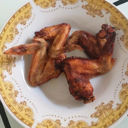 Setelah bumbu meresap, goreng ayam hingga kecoklatan. Sisihkan.