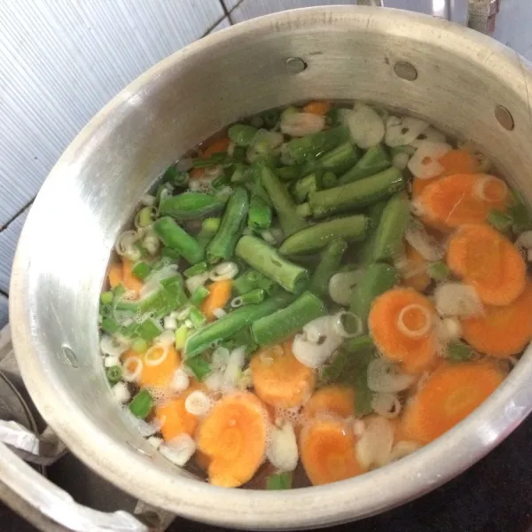 Masukkan buncis dan tambahkan garam, gula, dan penyedap rasa. Koreksi rasa.