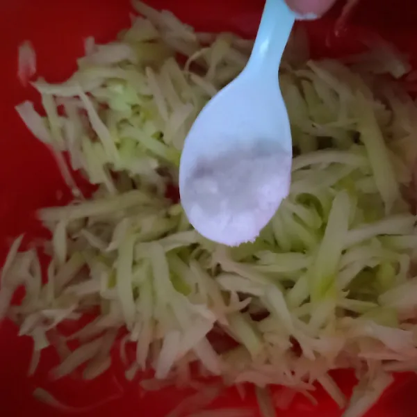 Kupas labu siam, parut dengan ukuran besar, kemudian beri garam dan cuci dengan air hingga bersih dari getah.