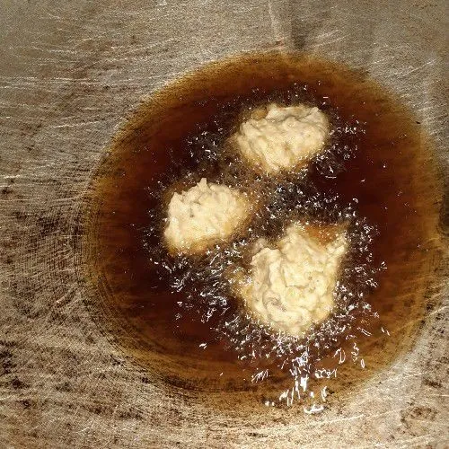 Panaskan minyak, goreng adonan pisang hingga kecokelatan.