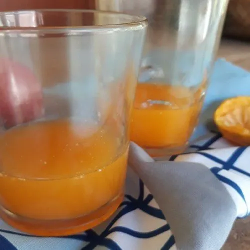 Peras jeruk dan ambil sarinya. Taruh dalam gelas.