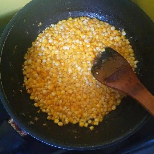 Goreng jagung dengan minyak secukupnya.