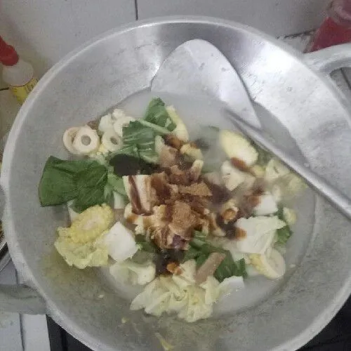 Masukkan saus tiram, lada, penyedap, gula dan garam.