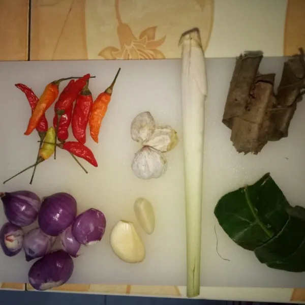 Siapkan seluruh bumbu. Haluskan.