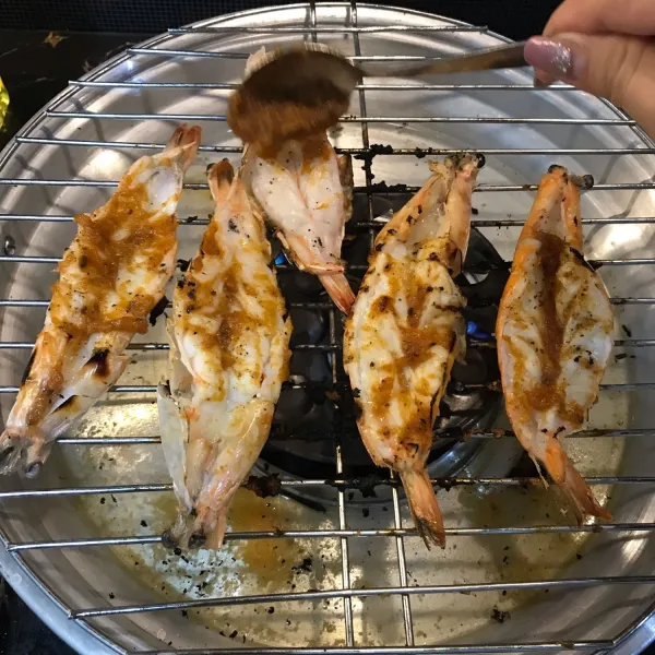 Ambil udang, tambahkan bumbu, bakar hingga matang. Sajikan.