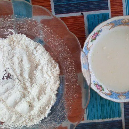 Buat adonan basah dari 2 sendok makan tepung diberi 4-5 sendok air biasa, lalu pisahkan tepung kering di tempat terpisah.