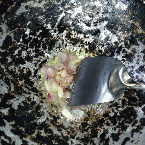 Tumis bawang merah dan bawang putih sampai harum.