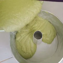 Tuang kedalam loyang yang sudah di oles margarin dan tepung. Lalu panggang dalam oven hingga matang ( kalau mau dikukus jg boleh).