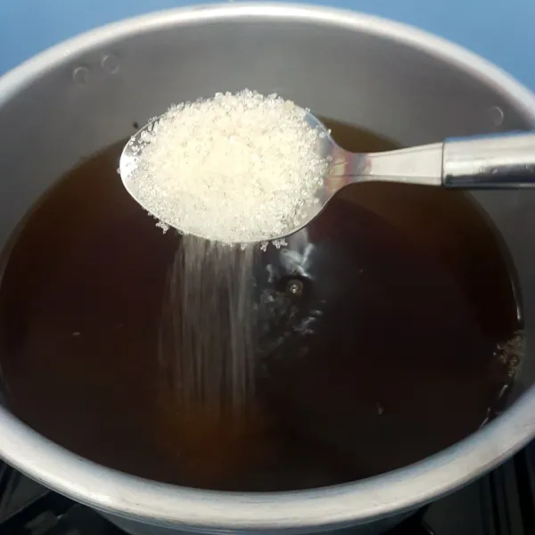 Tambahkan gula, aduk rata. Masak hingga gula aren / gula batok leleh dan menyatu dengan air.