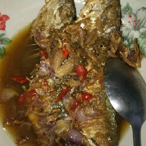 Jika sudah menguning, angkat. Lalu siram ke ikan asin yang telah di goreng tadi. Sajikan di kala minyak masih panas.