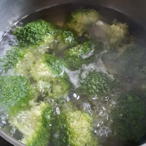 Panaskan air sampai mendidih lalu masukkan brokoli. Masak hingga brokoli empuk.