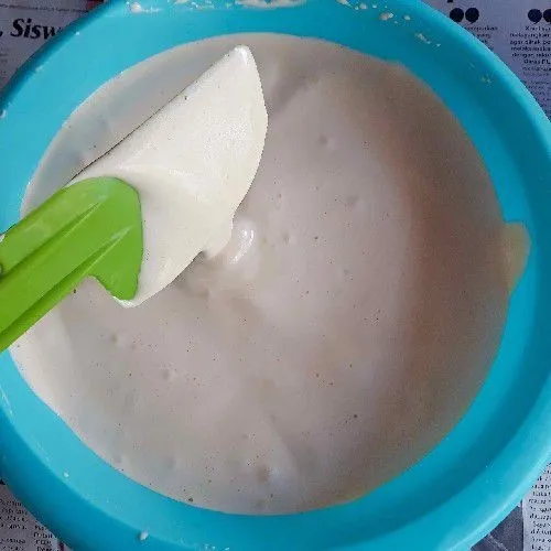 Mixer telur dan gula dengan kecepatan tinggi hingga kental berjejak, sekitar 10 menit.