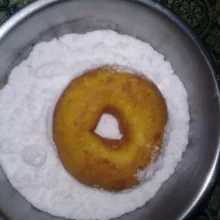 Beri gula donat.