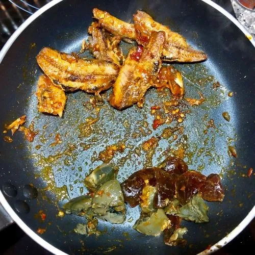 Tumis hingga matang, dan potong-potong menjadi kecil.