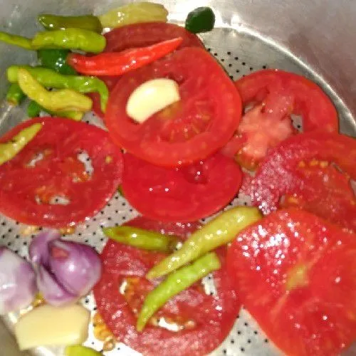 Kemudian bersihkan cabe, bawang, tomat. Tiriskan.